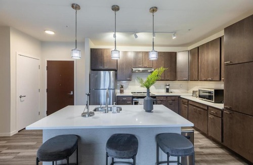 Milwaukee Apartment | Landing Stunning 2BD Courtyard Clubhouse