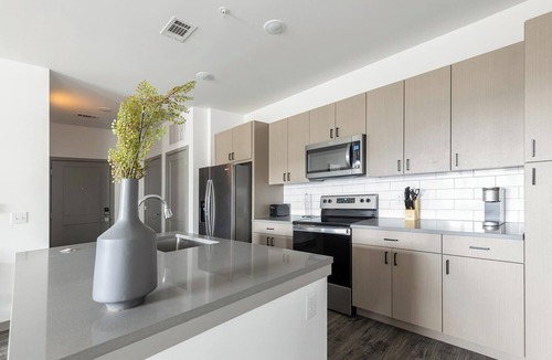 Coraopolis Apartment | Landing | Stunning 2BD, Courtyard, Clubhouse