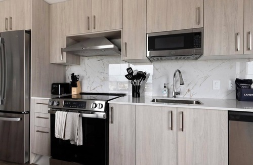 Overtown Apartment | Landing | Stunning 2BD, Pool