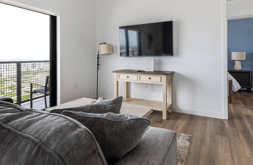 Overtown Apartment | Landing | Stunning 2BD, Pool
