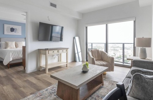 Overtown Apartment | Landing | Stunning 2BD, Pool