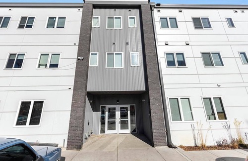 College View Apartment | Landing | Stunning 2BD in Harvey Park South