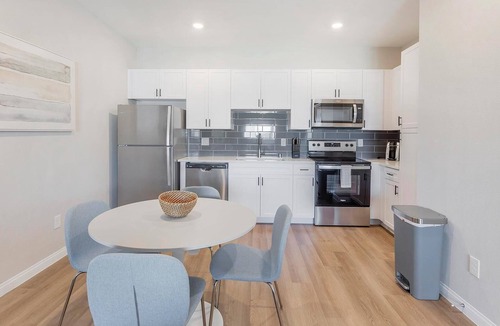 Townsite Apartment | Landing | Stunning 2BD, Rooftop Lounge, Pool
