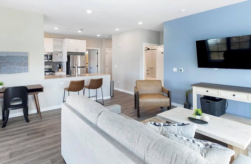 New Haven Apartment | Landing | Stunning 2BD, Pool, Gym