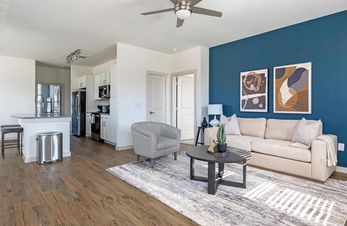 Waller Apartment | Landing | Stunning 3BD, Pool, Gym