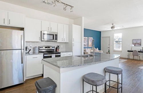 Waller Apartment | Landing | Stunning 3BD, Pool, Gym