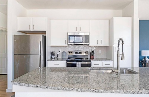 Waller Apartment | Landing | Stunning 3BD, Pool, Gym