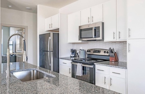 Waller Apartment | Landing | Stunning 3BD, Pool, Gym