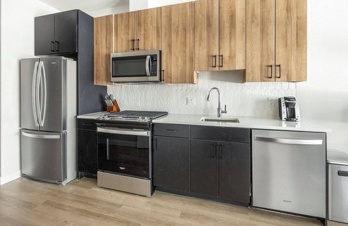 Englewood Apartment | Landing | Stunning Studio, Gym, Rooftop Lounge