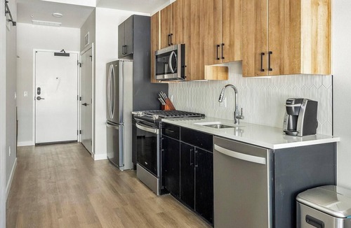 Englewood Apartment | Landing | Stunning Studio, Gym, Rooftop Lounge