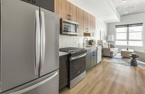 Englewood Apartment | Landing | Stunning Studio, Gym, Rooftop Lounge