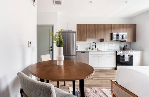 Haverhill Apartment | Landing | Stunning Studio, Pool, Gym