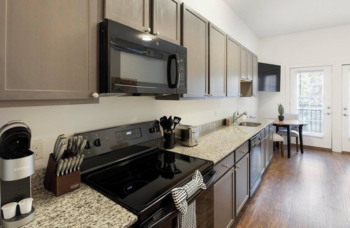 Church Hill Apartment | Landing | Stunning Studio, Clubhouse, Pool