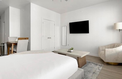 Sweetbriar Apartment | Landing Stunning Studio Pool Gym