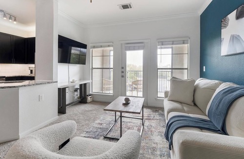 Austin Apartment | Landing | Stylish 1BD, Courtyard, Gym