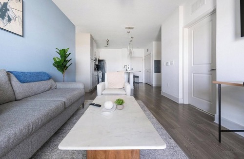 Venice Apartment | Landing | Stylish 1BD, Pool, Clubhouse