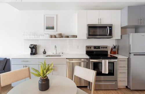 Mann Apartment | Landing | Stylish 1BD, Rooftop Lounge, Game Room
