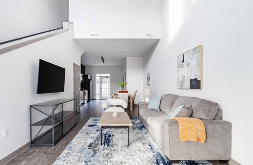Springfield Apartment | Landing | Stylish 1BD, Courtyard