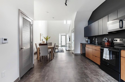 Springfield Apartment | Landing | Stylish 1BD, Courtyard