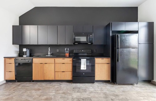 Springfield Apartment | Landing | Stylish 1BD, Courtyard