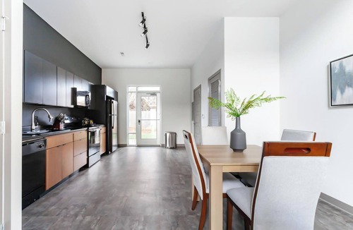 Springfield Apartment | Landing | Stylish 1BD, Courtyard