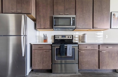 Milwaukee Apartment | Landing | Stylish 2BD, Clubhouse, Gym