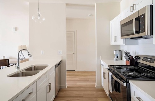 Bellview Apartment | Landing | Stylish 2BD, Pool, Gym
