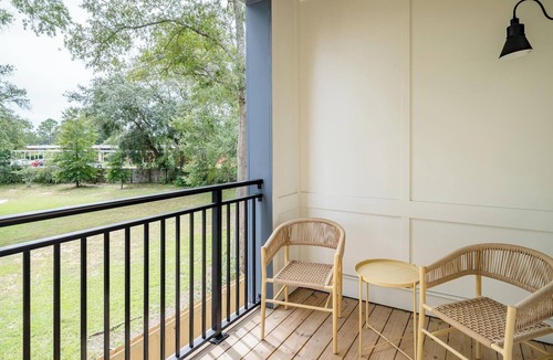 Bellview Apartment | Landing | Stylish 2BD, Pool, Gym