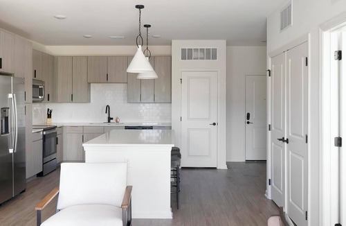 Ono Island Apartment | Landing | Stylish 2BD, Pool, Yoga Studio