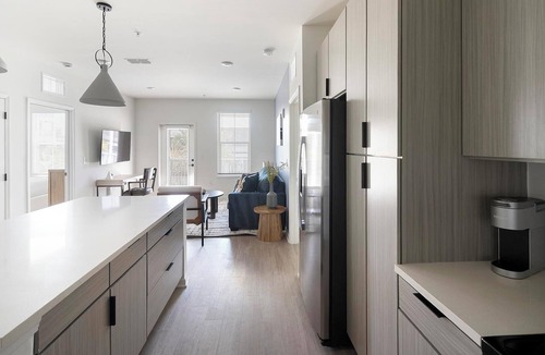 Ono Island Apartment | Landing | Stylish 2BD, Pool, Yoga Studio