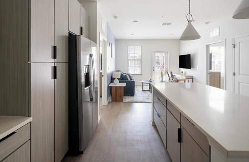Ono Island Apartment | Landing | Stylish 2BD, Gym, Yoga Studio