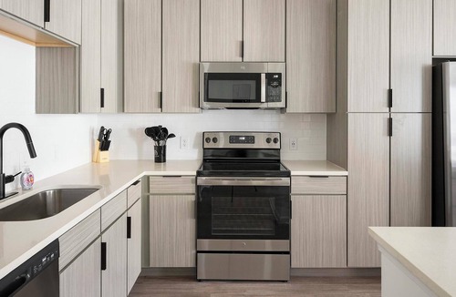 Ono Island Apartment | Landing | Stylish 2BD, Gym, Yoga Studio