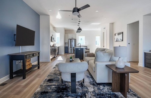 Lee's Summit Apartment | Landing | Stylish 3BD in Lee's Summit