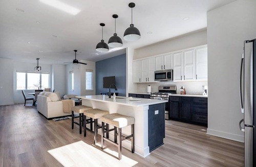 Lee's Summit Apartment | Landing | Stylish 3BD in Lee's Summit