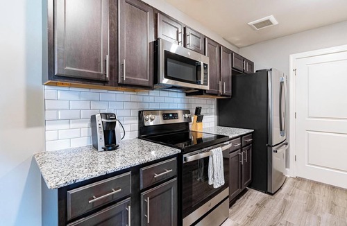 Cocoa Apartment | Landing | Stylish 3BD, Pool, Gym
