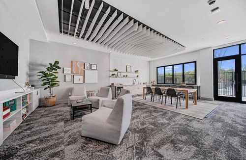 Haverhill Apartment | Landing | Stylish Studio, Gym, Pool