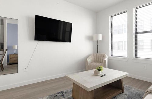 Sweetbriar Apartment | Landing Stylish Studio Gym Pool