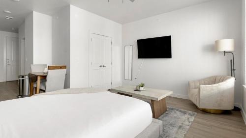 Sweetbriar Apartment | Landing Stylish Studio Gym Pool