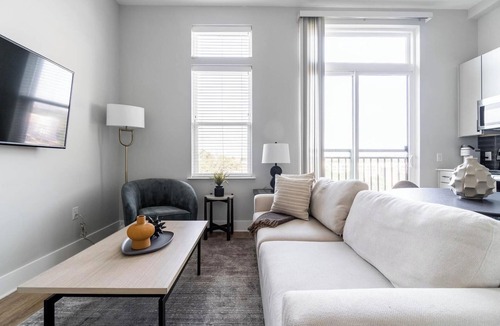 Downtown Apartment | Landing | Stylish Studio, Pool, Gym