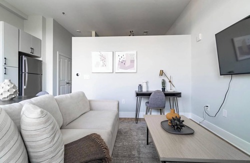 Downtown Apartment | Landing | Stylish Studio, Pool, Gym