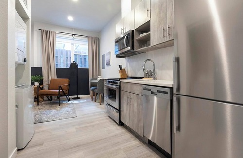 Highland Apartment | Landing | Stylish Studio, Rooftop Lounge