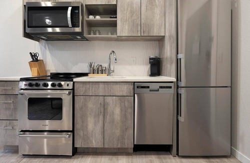 Highland Apartment | Landing | Stylish Studio, Rooftop Lounge