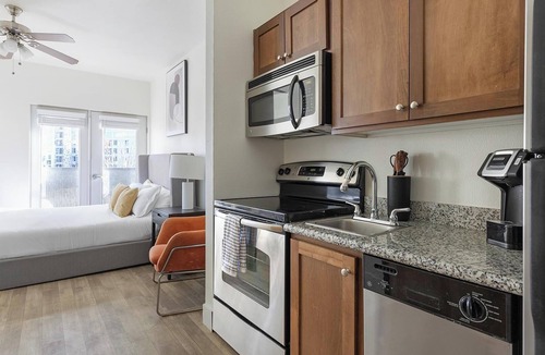 Pearl District Apartment | Landing | Stylish Studio, Gym, Courtyard
