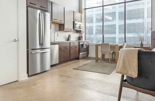 Downtown St. Louis Apartment | Landing | Stylish Studio, Gym, Rooftop Lounge