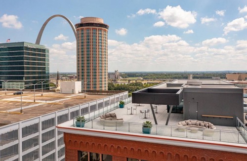 Downtown St. Louis Apartment | Landing | Stylish Studio, Gym, Rooftop Lounge