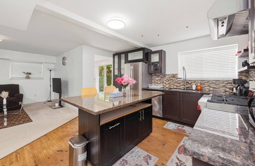 Southwest Gordon Estate House | Langley 2-Bedroom Retreat Modern & Relaxing