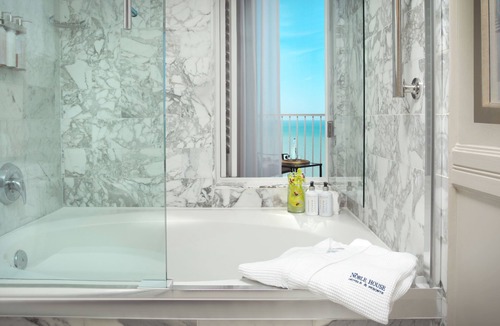 Vanderbilt Beach Resort | LaPlaya Beach & Golf Resort - A Noble House Resort