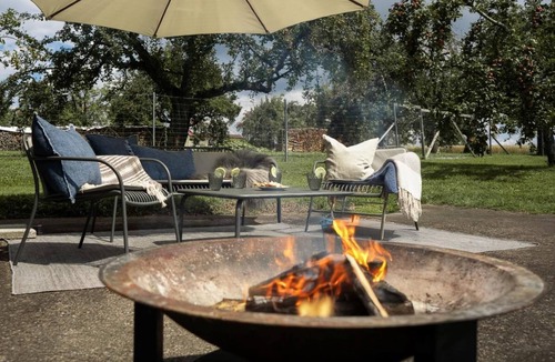Simprechtshausen House | Large vacation home - edge of the village, fenced garden, fireplace, sauna. 5 dogs welcome!