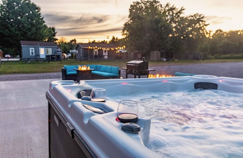 Arcadia House | Large 1 Bedroom Barndominium Loft/Arcadia Resort/HOT TUB/SAUNA
