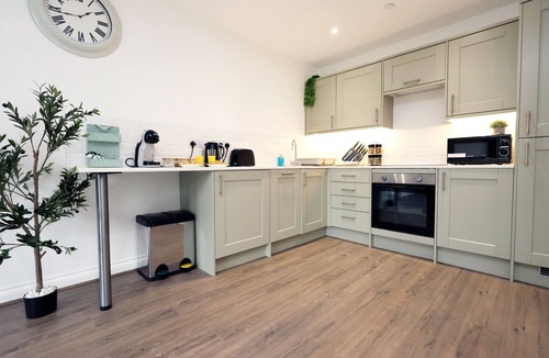 Cathays Apartment | large 2 bed central apartment with balcony/parking